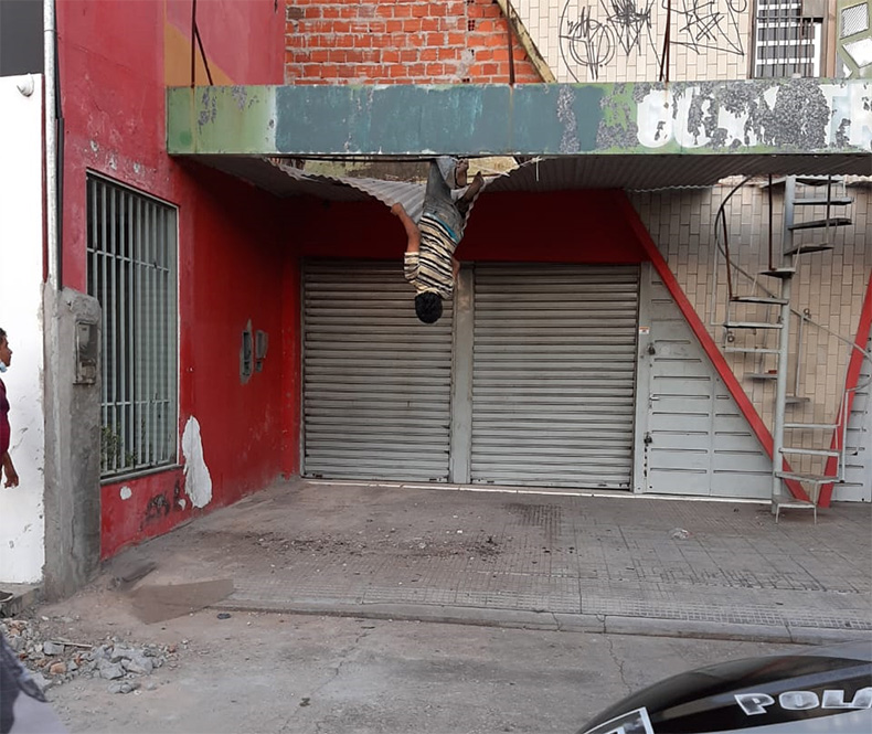Catador de latinhas fica preso em telhado de loja na avenida Miguel Rosa